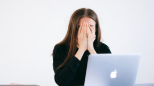 8 av 10 upplever hög stress på jobbet