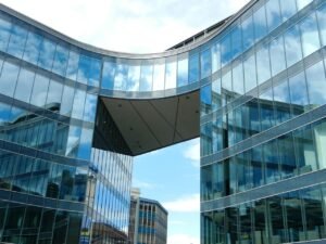 AI sparar nära fem arbetsveckor per år för nästan var tredje AI-användare i små och medelstora företag