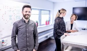 Nästan varannan brittisk marknadsförare lägger en fjärdedel av veckan på administration