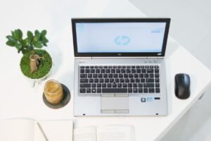 HP WRI 2026: Fler har en sund relation till jobbet – men AI och osäkerhet präglar arbetslivet
